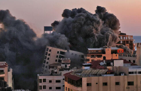 Momento en que se derrumba el edificio impactado por la Fuerza Aérea israelí. 