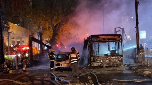 Autobús destruido en Holon tras el impacto de un cohete disparado desde Gaza.  