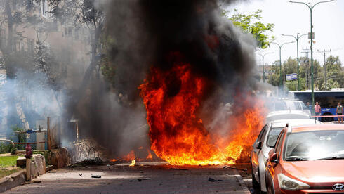 Un automóvil en Ashkelon se quema después de ser alcanzado por un cohete. 