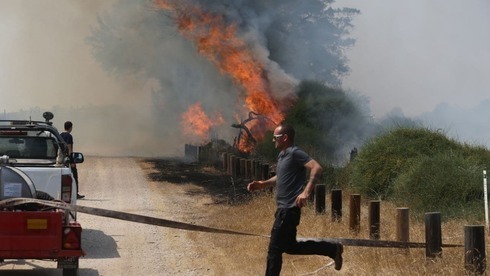 Bomberos combaten un incendio en el sur de Israel iniciado por un globo incendiario enviado desde Gaza. 