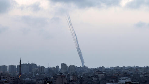 Misiles lanzados desde Gaza hacia localidades del sur de Israel, el martes por la mañana. 