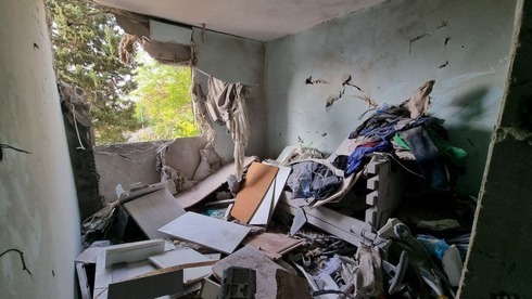 Una casa destruida por cohetes disparados desde Gaza en Ashkelon el martes temprano. (Shaul Golan) Una casa destruida por cohetes disparados desde Gaza en Ashkelon el martes temprano.