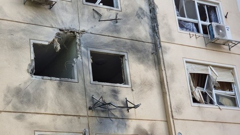 Destrucción en el edificio de Ashkelon impactado por cohetes lanzados desde Gaza.