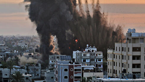 El humo negro de la explosión se eleva después de una serie de ataques aéreos israelíes en Khan Yunis, en el sur de Gaza.  