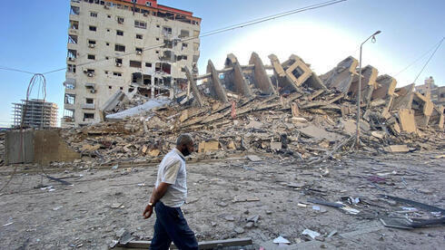 Un edificio en la Ciudad de Gaza destruido por un bombardeo israelí.