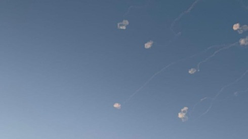 El sistema de defensa Cúpula de Hierro intercepta misiles sobre el cielo de Netivot. 