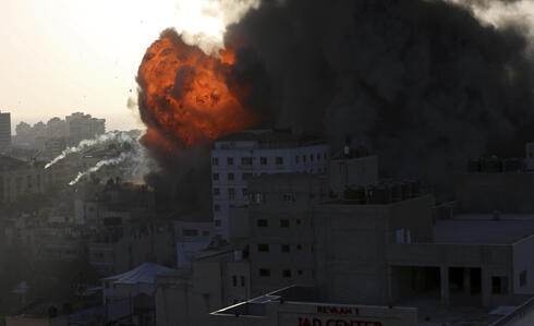 Ataque aéreo israelí sobre un edificio en Gaza. 