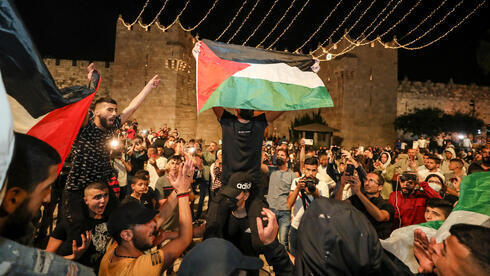 Palestinos celebrando la eliminación de las barricadas de la Puerta de Damasco. 