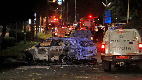 Un auto incendiado en Lod durante los violentos incidentes del martes.