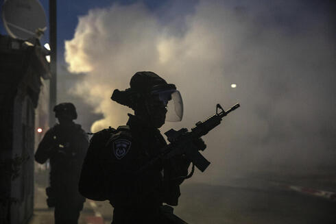 Combatientes de la Policía de Fronteras durante disturbios en Lod. 
