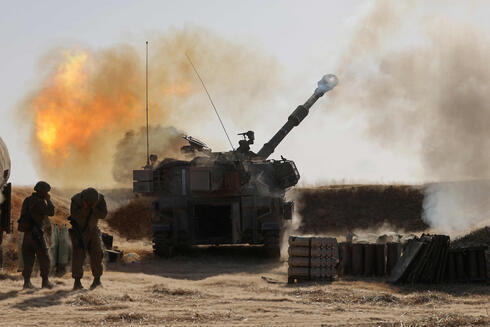 Tropas de las FDI lanzan proyectiles cerca de la frontera con Gaza. 