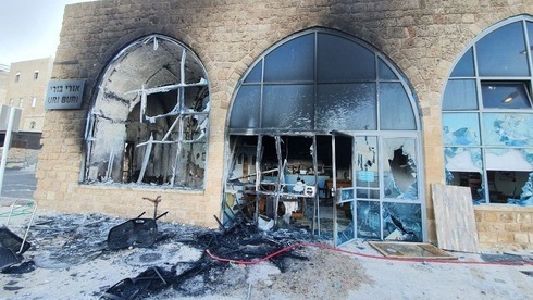 El restaurante Uri Buri en Akko fue incendiado el martes durante los disturbios. 