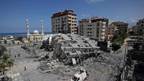 Un edificio de Gaza derrumbado por los bombardeos. 