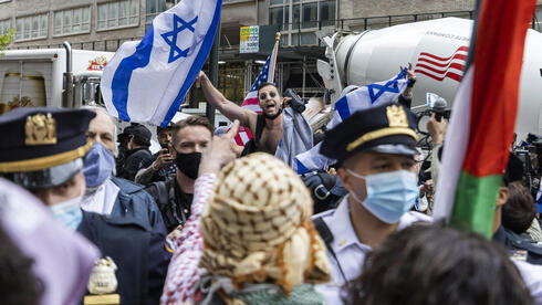Los activistas se encontraron al frente del consulado israelí en Nueva York. 