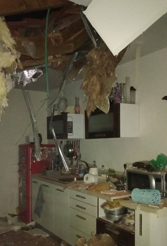 Impacto de una esquirla de cohete en una casa de Rishon Lezion. 