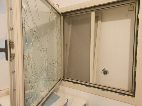Vidrio roto en una ventana de Sderot en la casa donde un niño murió por la esquirla de un cohete. 