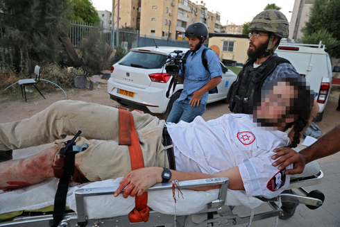 Un paramédico israelí herido de bala en una pierna. 