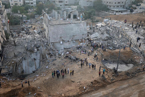 Edificios destruidos ​​en ataques aéreos del Ejército de Israel en la Franja de Gaza durante la noche. 