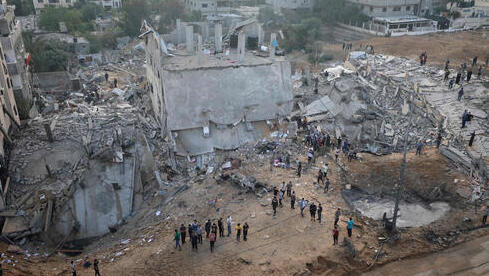 Edificios destruidos ​​en ataques aéreos del Ejército de Israel en la Franja de Gaza durante la noche. 