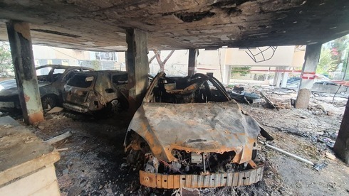 Varios vehículos se prendieron fuego como consecuencia del impacto en Petah Tikva. 