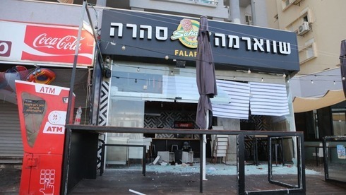 Un local de Shawarma vandalizado en Bat Yam.