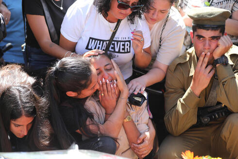 Dolor y angustia en el funeral de Omer Tabib. 