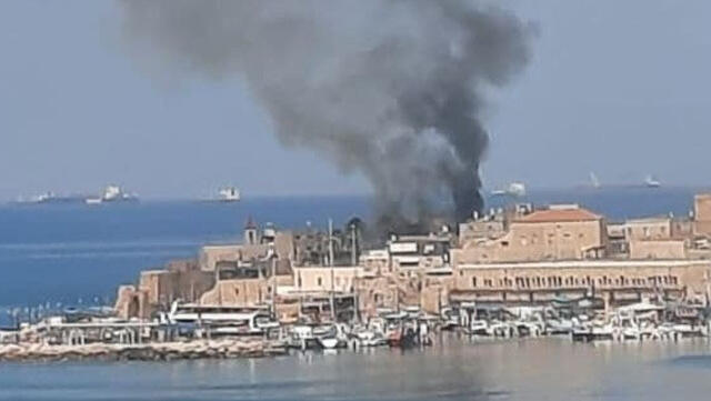 Un hotel en la Ciudad Vieja de Acre en llamas.
