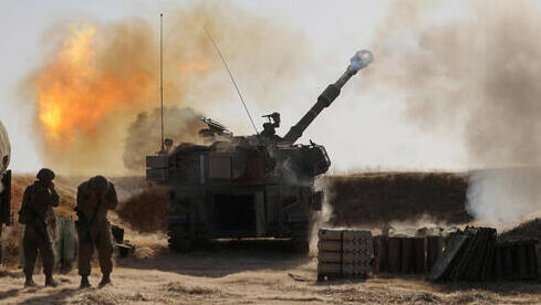 Tropas del Ejército de Israel disparan proyectiles a lo largo de la frontera de Gaza el miércoles. 