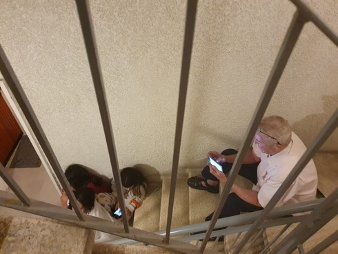 Civiles se refugian en una escalera en un edificio de Tel Aviv durante un ataque con cohetes. 