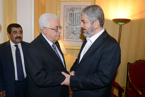 El presidente palestino Mahmoud Abbas de Fatah y el líder del politburó de Hamas Khaled Mashal reunidos en El Cairo. 