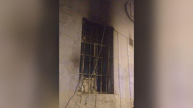 La ventana por la cual ingresó la bomba incendiaria que quemó al niño de 12 años. 