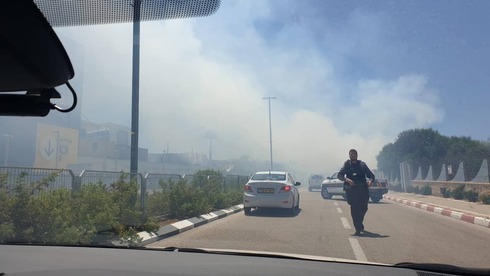 Un incendio arde en Rishon Lezion después de la caída de un cohete. 