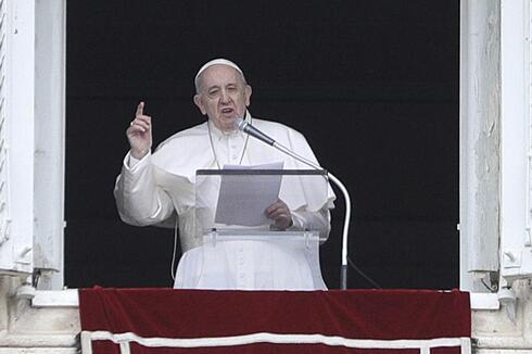 El papa Francisco ofrece un mensaje en la Plaza de San Pedro del Vaticano. 