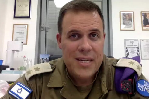 El teniente coronel Jonathan Conricus, portavoz militar israelí, durante la conferencia de prensa. 