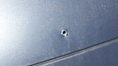 El impacto de bala en el automóvil atacado en Hebron.