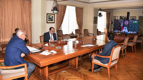El secretario general de la Liga Árabe, Ahmed Abul Gheit, durante la reunión virtual en El Cairo, Egipto. 