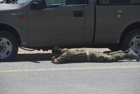 Un soldado se arroja el suelo durante un ataque con cohetes contra Ashkelon.