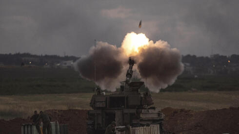 Artillería de las FDI dispara proyectiles contra Gaza. 
