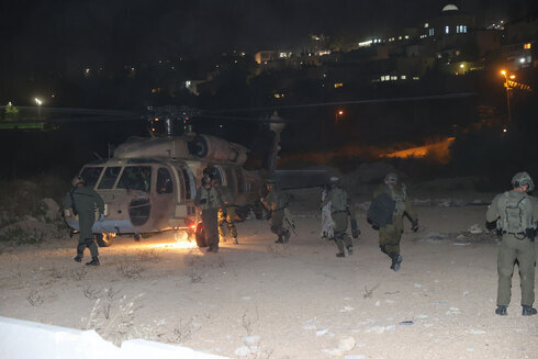 Soldados Helicópteros asistieron en el traslado de heridos a hospitales. a un herido después del colapso de las gradas.