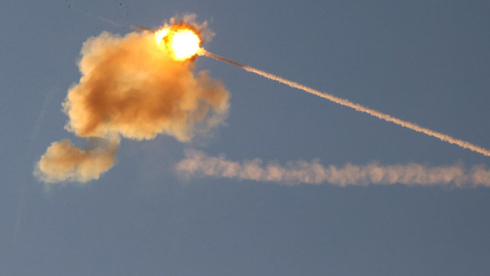 El sistema de defensa israelí Cúpula de Hierro en momentos que intercepta un cohete lanzado desde Gaza hacia comunidades israelíes. 