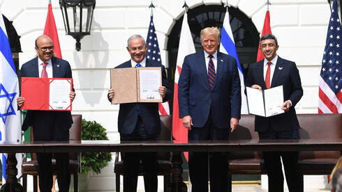 Abdullatif al-Zayani, ministro de Asuntos Exteriores de Bahréin, Benjamin Netanyahu, Donald Trump, presidente de Estados Unidos, y Abdullah bin Zayed Al-Nahyan, ministro de Asuntos Exteriores de Emiratos Árabes Unidos, durante la firma de los Acuerdos de Abraham en la Casa Blanca.