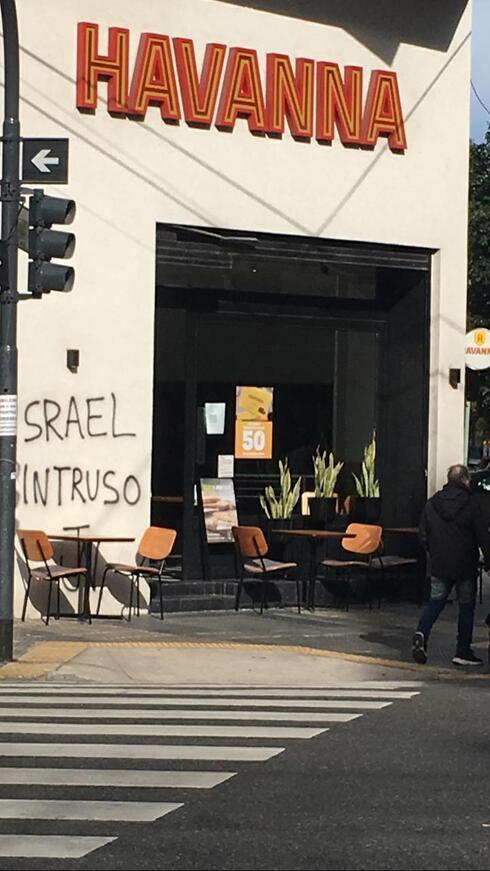 Pintada antisemita en un café del barrio de Villa Crespo, Buenos Aires. 