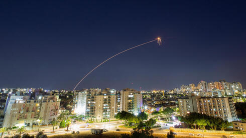 Cúpula de Hierro intercepta un cohete en el cielo de Ashkelon.