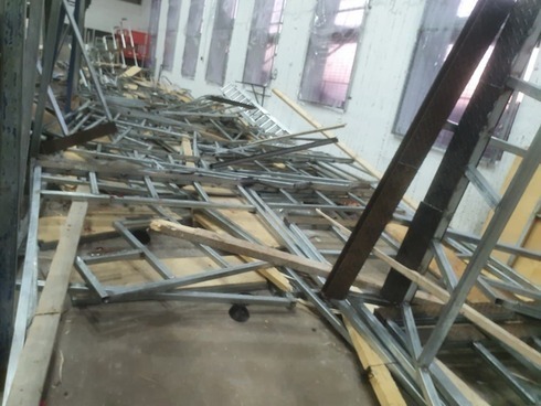 Gradas colapsadas en la sinagoga improvisada de Givat Zeev. 