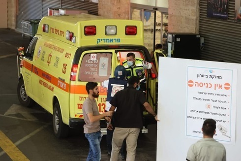 Un herido por los ataques desde Gaza es ingresado al Hospital Barzilai en Ashkelon.