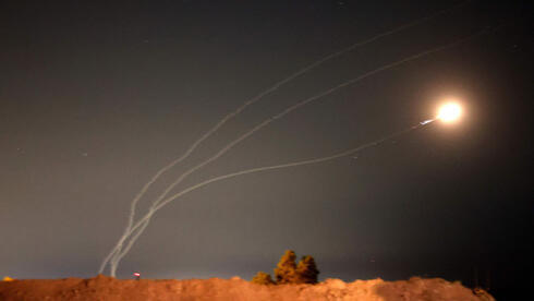 El sistema israelí de defensa, Cúpula de Hierro, intercepta un cohete sobre la ciudad de Sderot. 