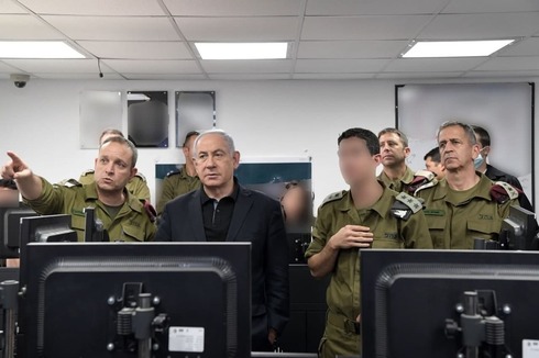 Netanyahu en una base de las FDI: el Gabinete de Seguridad de Israel discute los términos de un posible cese de fuego. (Kobi Gideon) Netanyahu FDI