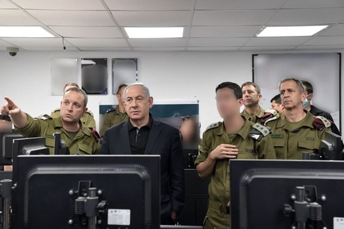 Netanyahu en una base de las FDI: el Gabinete de Seguridad de Israel discute los términos de un posible cese de fuego. 