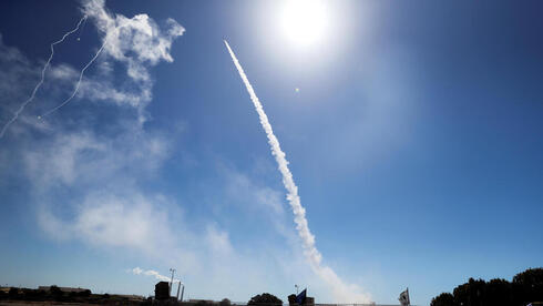 Cúpula de Hierro intercepta un cohete en el cielo de Ashkelon.