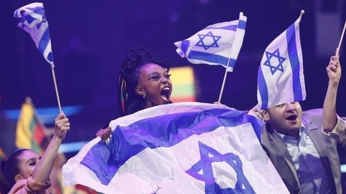 Eden Alene celebra el pase a la final envuelta en la bandera de Israel. 
